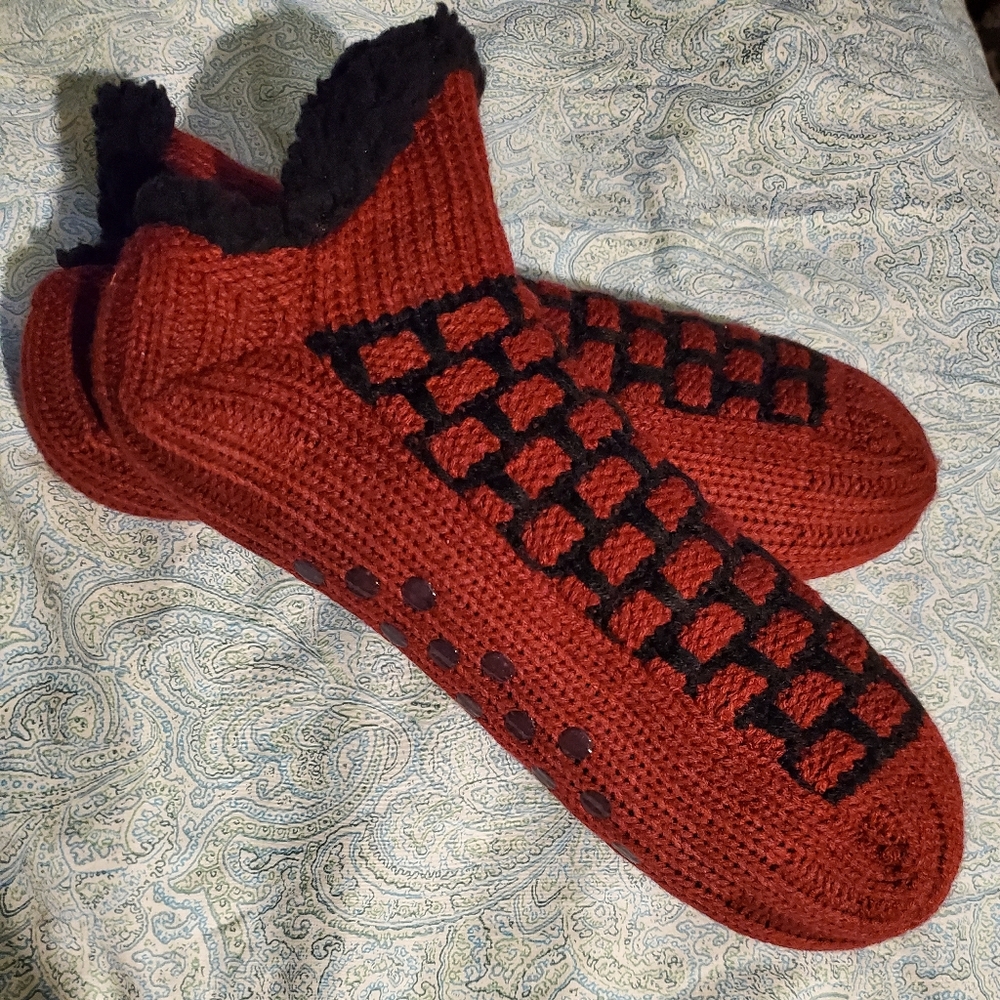 Snoozies sock house shoes / socks non slip grip keep your toes warm snoozies